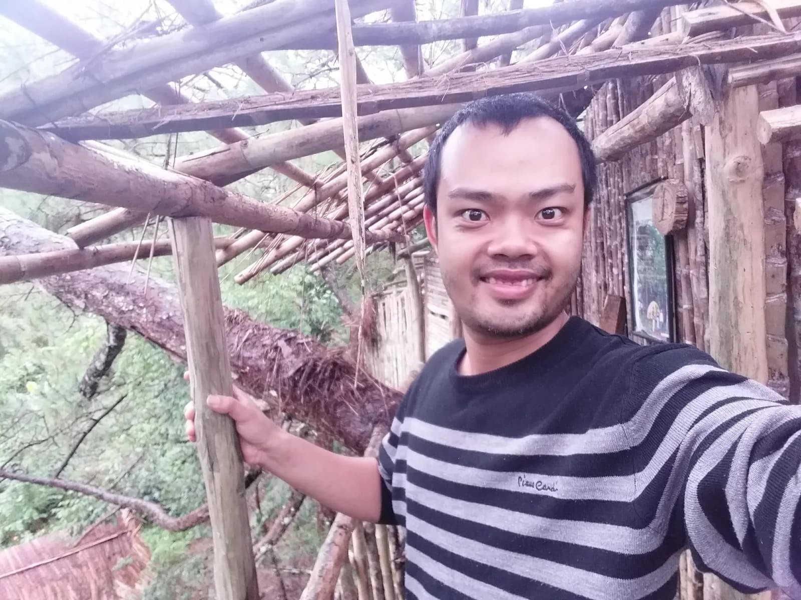 Phạm Thanh Tùng tại công trình nhà trên cây khi đang thiết kế, ảnh chụp ngày 18/06/2018