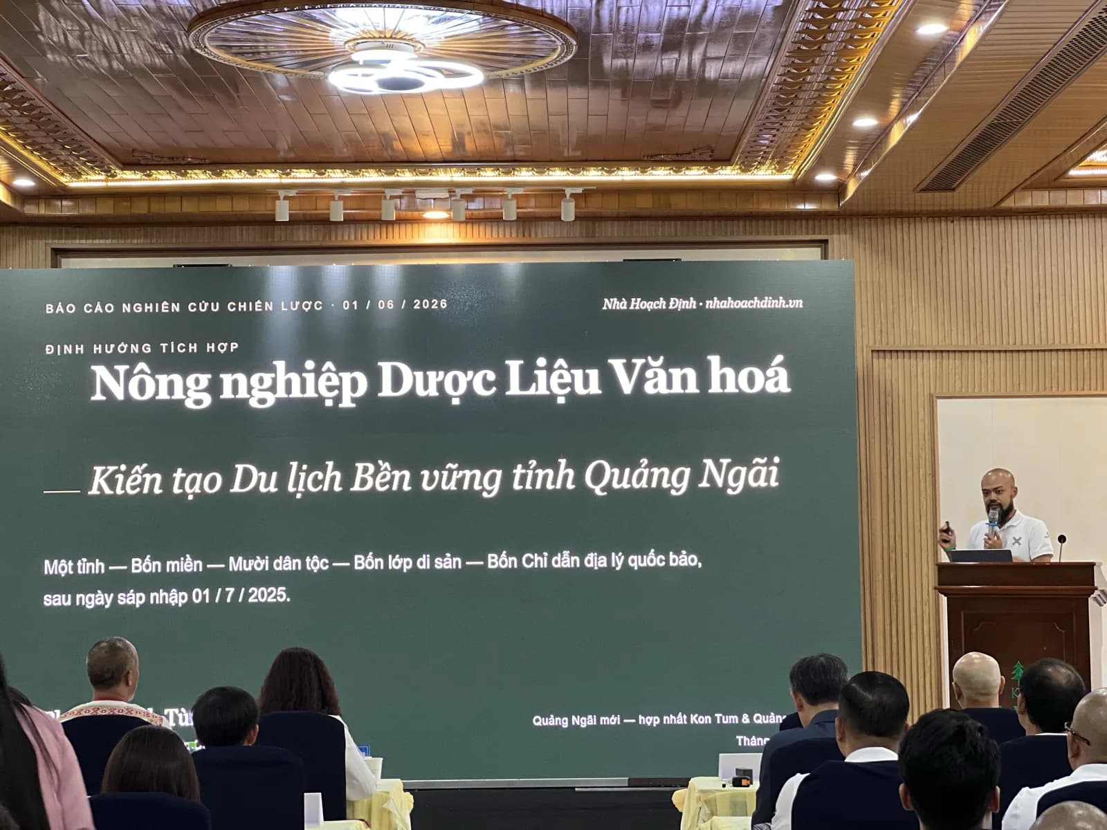 Phạm Thanh Tùng trình bày báo cáo nghiên cứu chiến lược du lịch bền vững tỉnh Quảng Ngãi trước hội trường