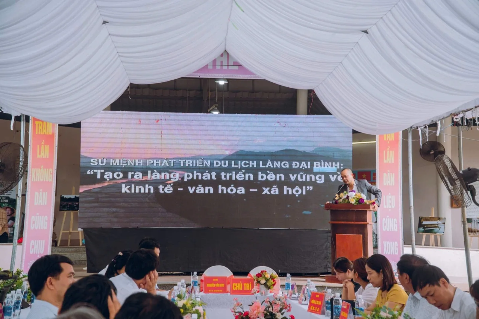 Vùng Đất & Địa Phương